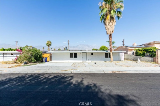 single story home featuring a mountain view