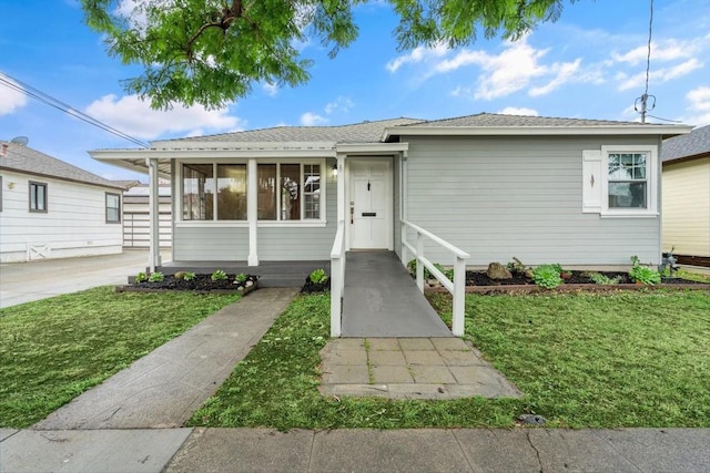 ranch-style house featuring a front yard