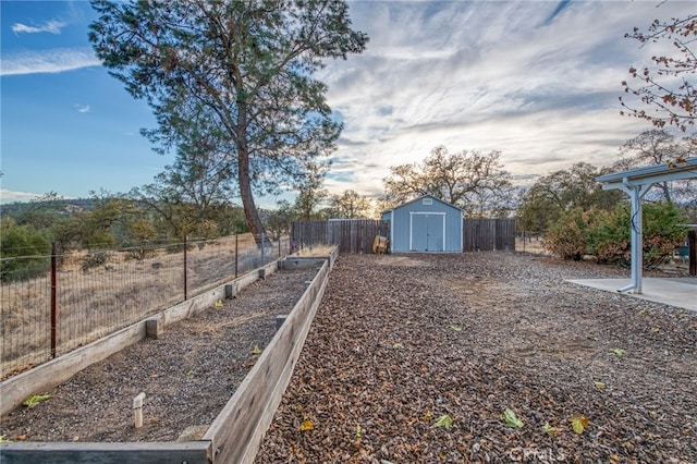 view of yard featuring a storage shed