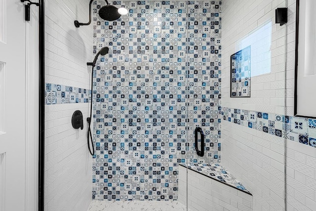 bathroom featuring tiled shower