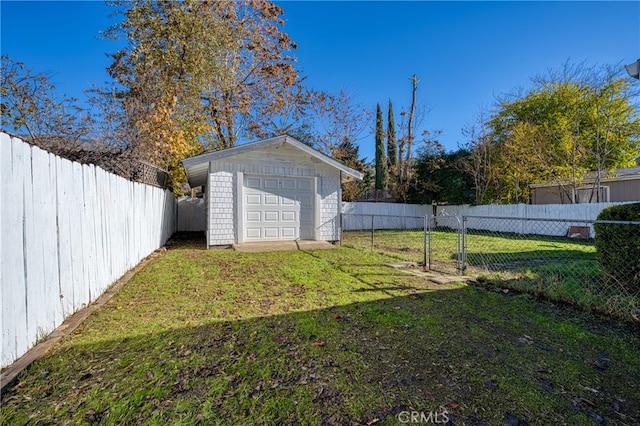 view of yard featuring an outbuilding