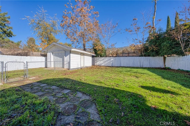 view of yard with an outbuilding