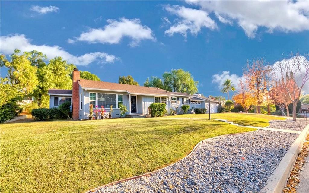 single story home featuring a front yard