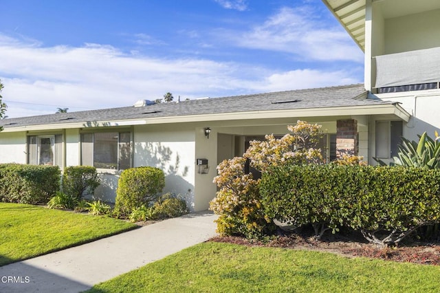 view of front of property featuring a front lawn