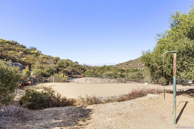 view of yard featuring a rural view