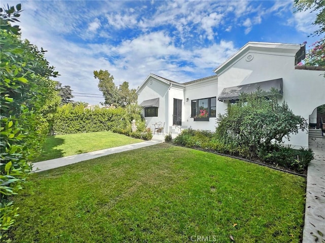 view of front of home featuring a front yard