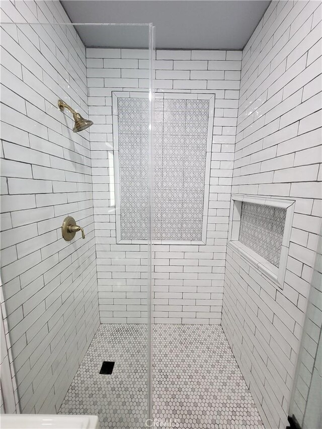 bathroom featuring a tile shower