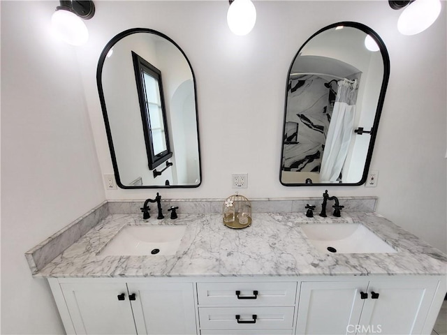 bathroom featuring a shower with curtain and vanity