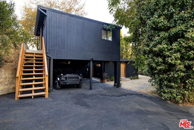 view of front facade featuring a carport