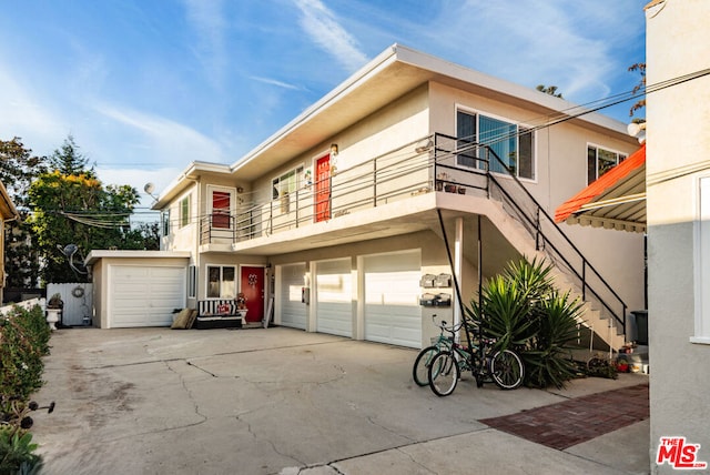 view of front of home featuring a balcony