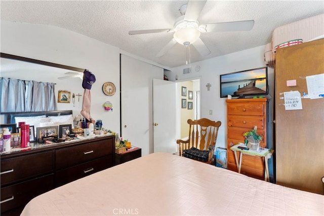 bedroom featuring ceiling fan and a textured ceiling