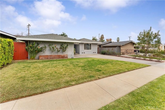 ranch-style home featuring a front lawn