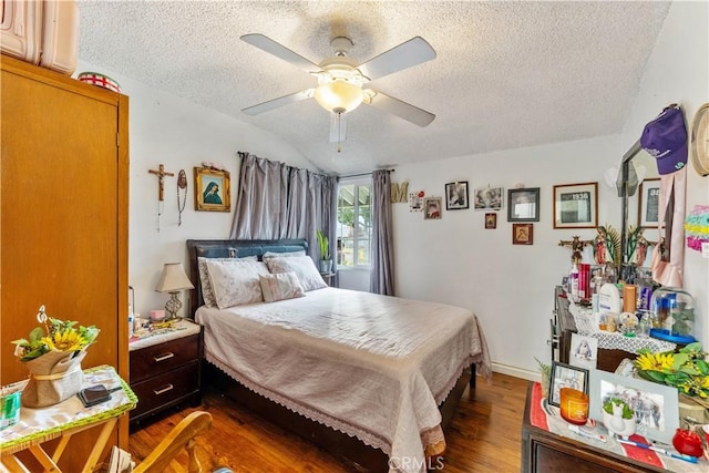 bedroom featuring a textured ceiling, dark hardwood / wood-style floors, and ceiling fan