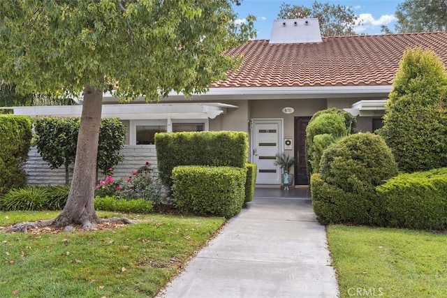 view of front of house with a front lawn