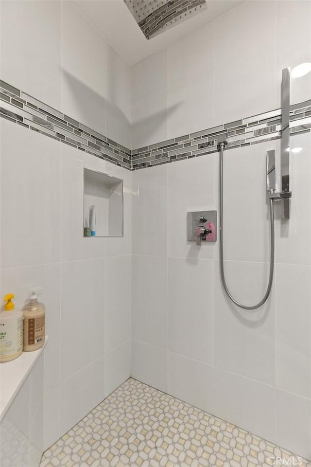 bathroom featuring tiled shower