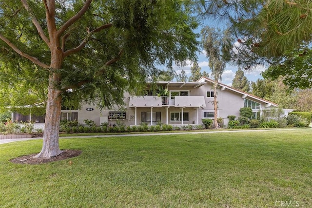 view of front of home featuring a front lawn