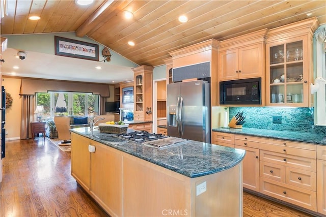 kitchen with stainless steel appliances, a kitchen island with sink, and recessed lighting