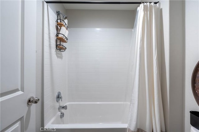 bathroom featuring shower / bath combo