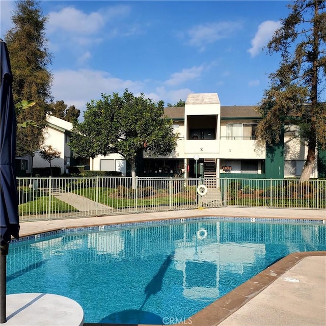 view of swimming pool