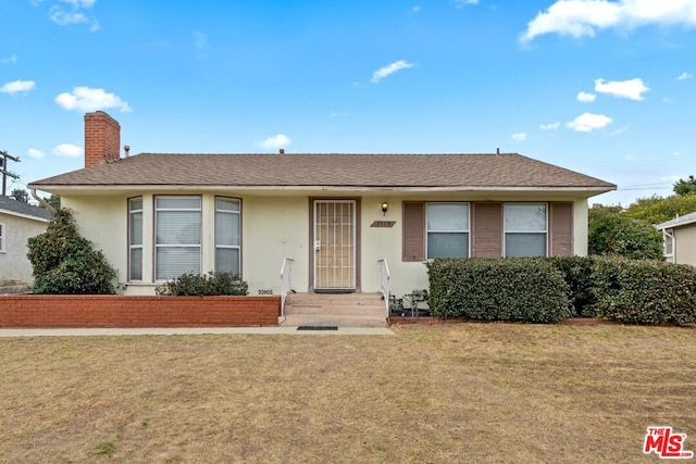 view of front facade with a front lawn