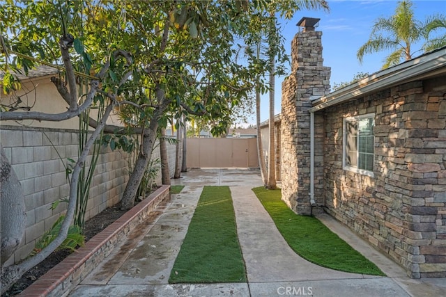 view of yard featuring a patio area