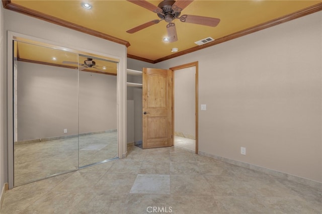 unfurnished bedroom with ceiling fan, crown molding, and a closet