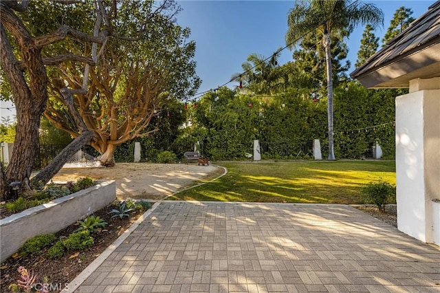 view of property's community featuring a lawn