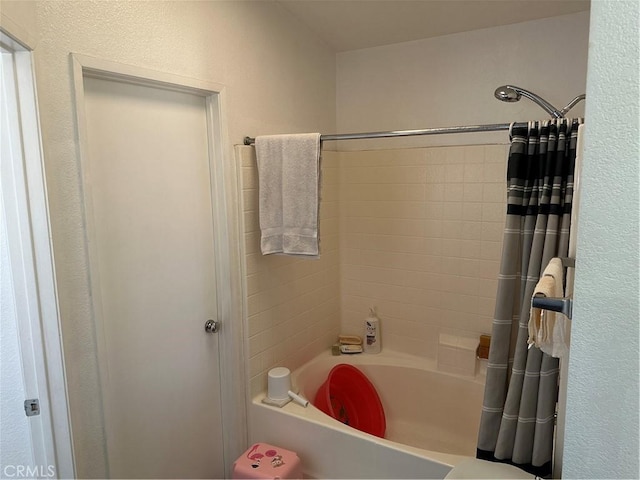 bathroom featuring shower / tub combo with curtain