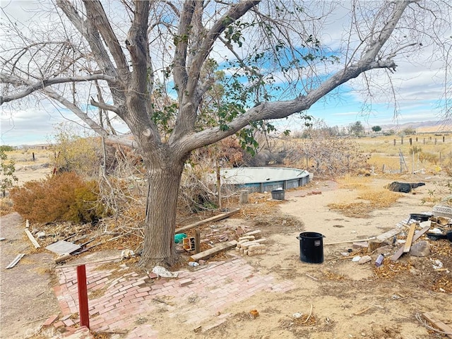 view of yard featuring a rural view