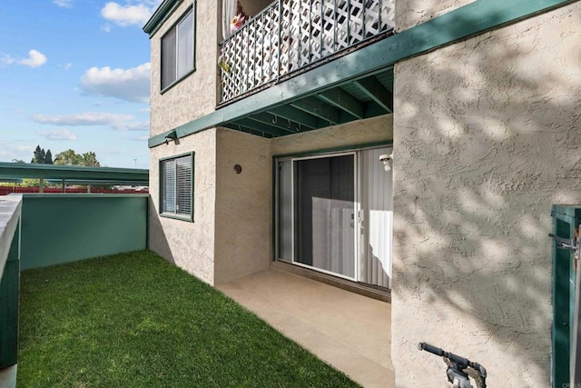 entrance to property featuring a balcony