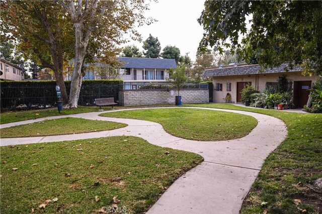 view of property's community featuring a lawn