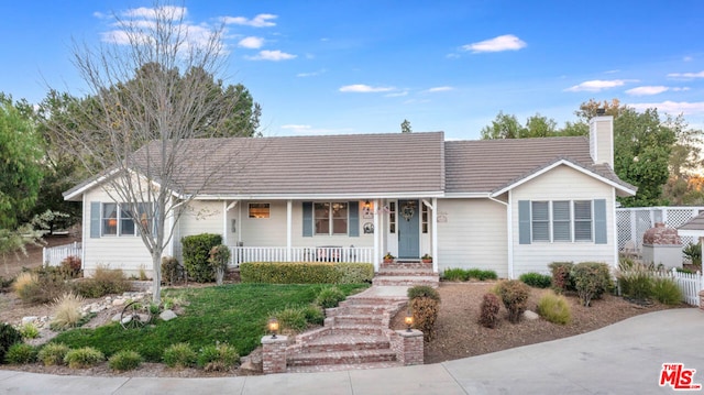 single story home with a porch