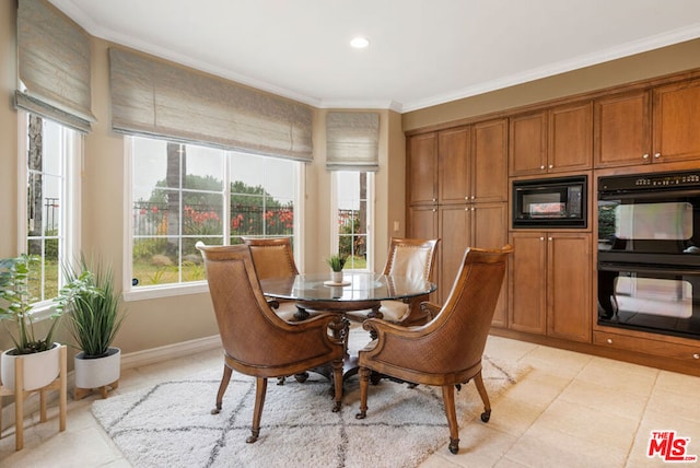 dining space with ornamental molding