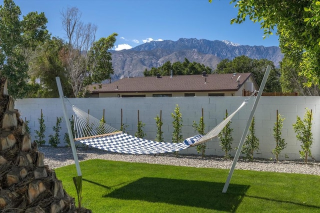 view of yard with a mountain view