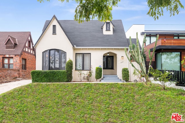 view of front of home featuring a front yard