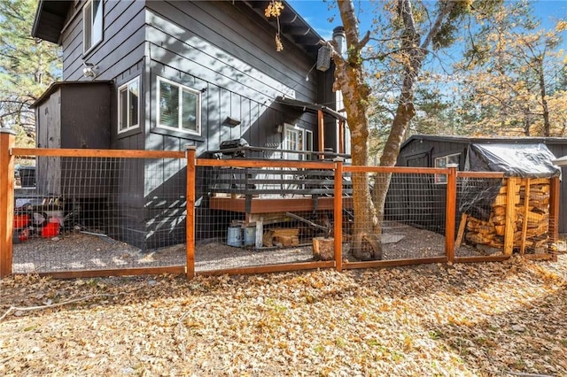 exterior space featuring an outbuilding