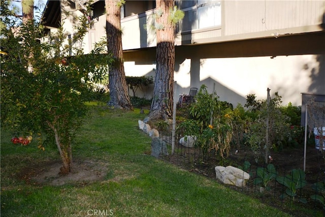 view of side of property featuring a yard