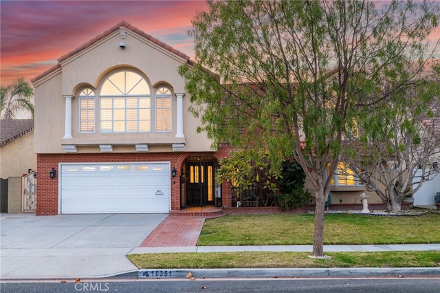 view of front of house featuring a lawn and a garage