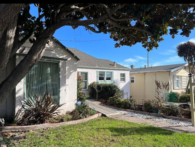 view of front facade featuring a front yard