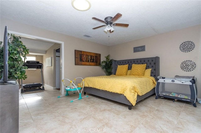 bedroom featuring ceiling fan and a textured ceiling