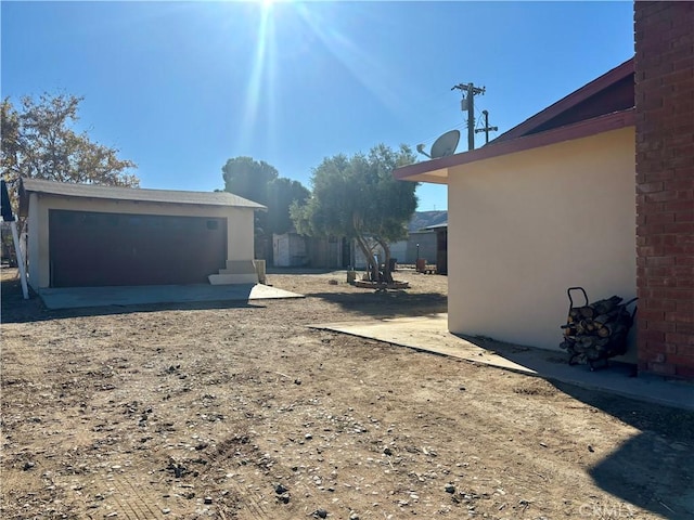 view of yard featuring an outbuilding