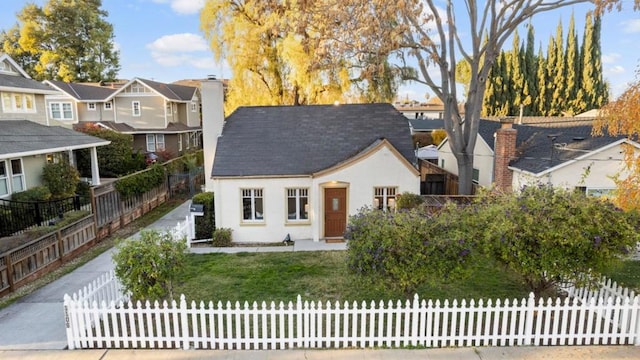 view of front facade featuring a front yard