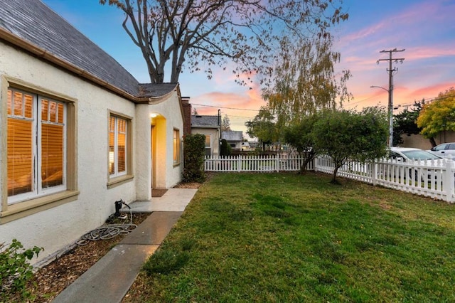 view of yard at dusk