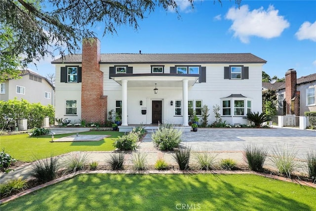 view of front of property featuring a front lawn