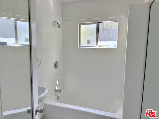 bathroom featuring tiled shower / bath combo