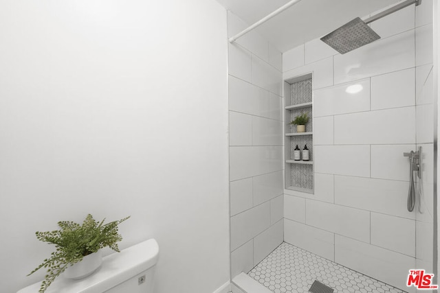 bathroom featuring toilet and tiled shower