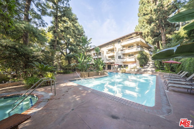 view of swimming pool featuring a patio