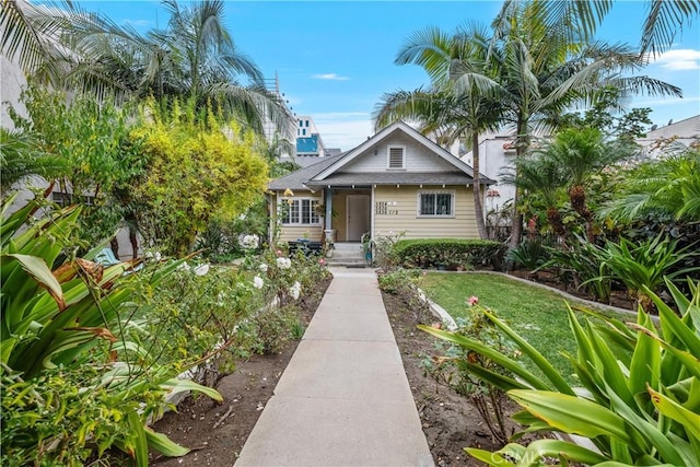 view of front of home featuring a front yard