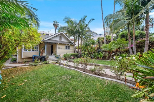 view of front of home featuring a front lawn