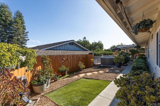 view of yard featuring a hot tub